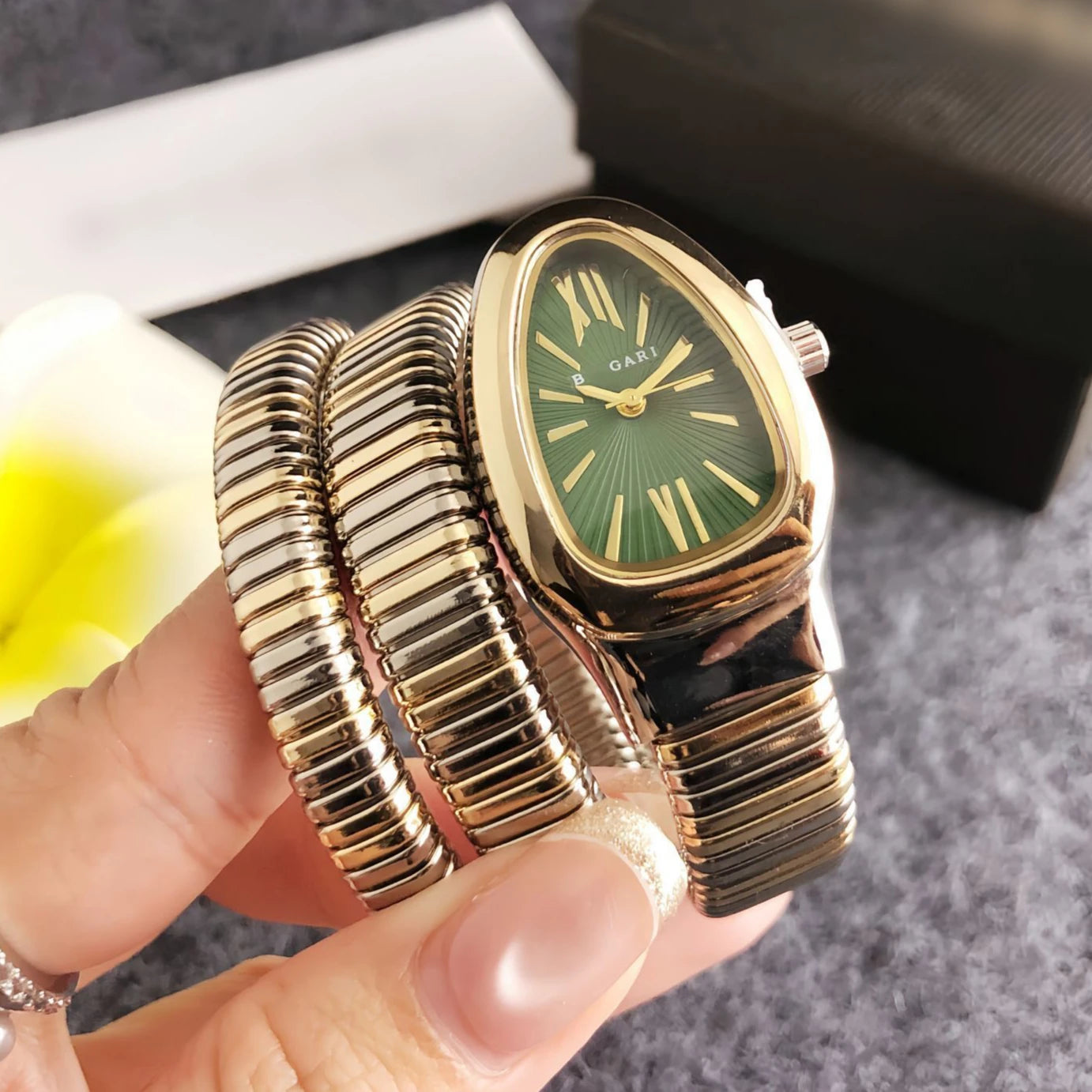 JINNUAN Italian Luxury Ladies Wristwatch Snake Style Design