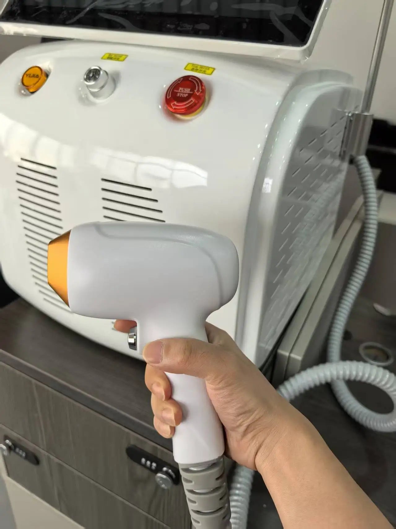 BOMPC 808nm Diode Laser Hair Removal Device With Ice Cooling