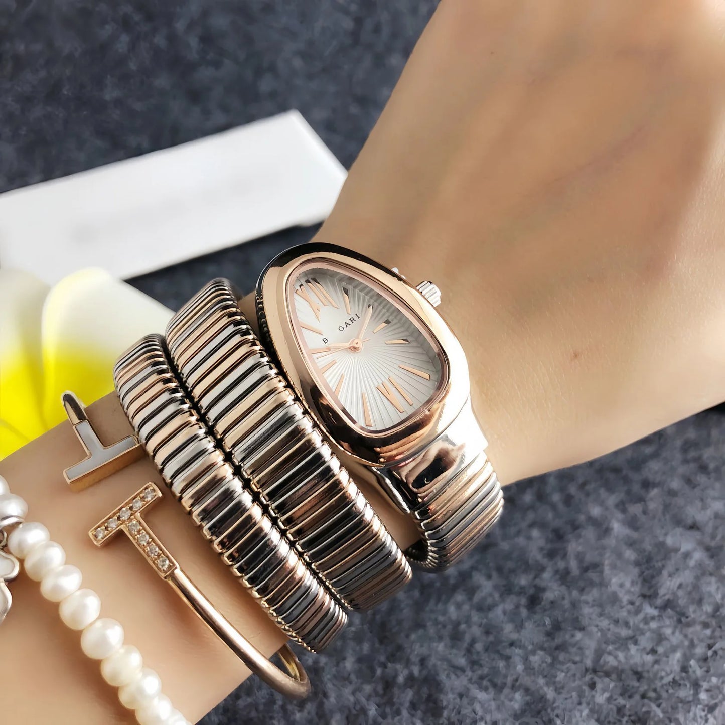 JINNUAN Italian Luxury Ladies Wristwatch Snake Style Design
