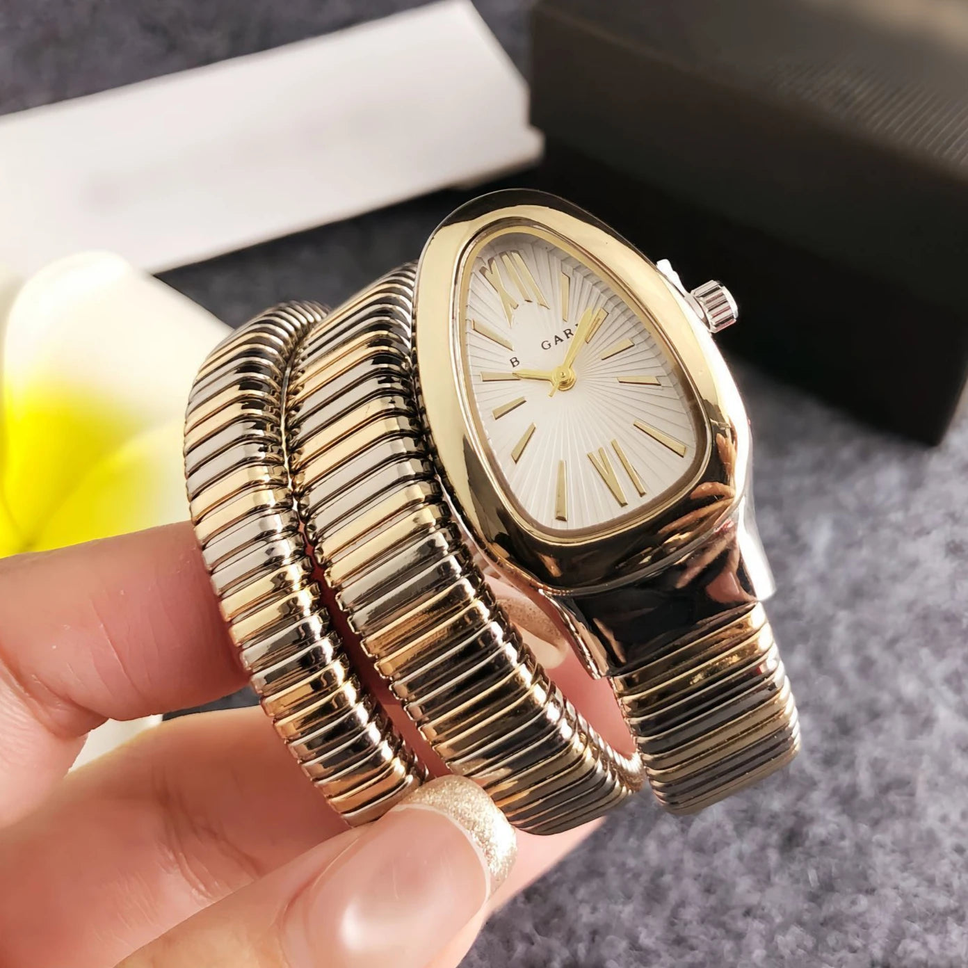 JINNUAN Italian Luxury Ladies Wristwatch Snake Style Design