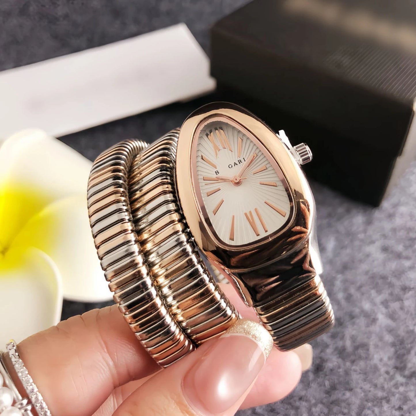 JINNUAN Italian Luxury Ladies Wristwatch Snake Style Design